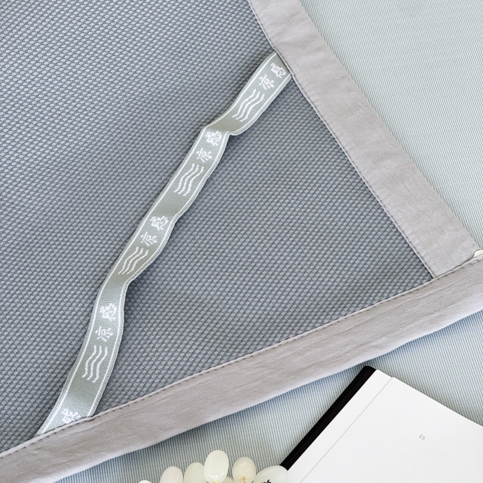 91家纺网 家纺一手货源 找家纺 席佬大 2026新款cool凉感PE肌理纹莫奈冰丝抗菌凉席席子系列 雾蓝-平席款