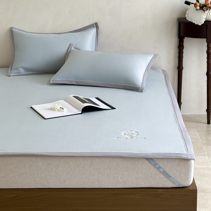 91家纺网 家纺一手货源 找家纺 席佬大 2026新款cool凉感PE肌理纹莫奈冰丝抗菌凉席席子系列 雾蓝-平席款