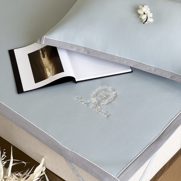 91家纺网 家纺一手货源 找家纺 席佬大 2026新款cool凉感PE肌理纹莫奈冰丝抗菌凉席席子系列 雾蓝-平席款