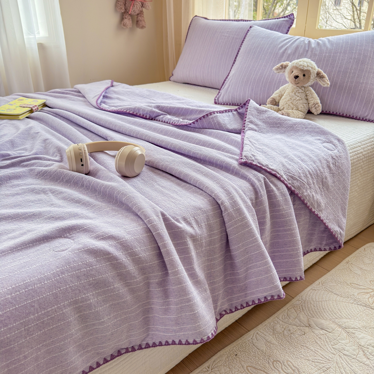 91家纺网 家纺一手货源 找家纺 鑫利来家纺 2026新款纯色无印风夏被简约素色法式麻夏凉被阳离子色织提花单人双人学生夏凉被-场景二 青禾-浅紫