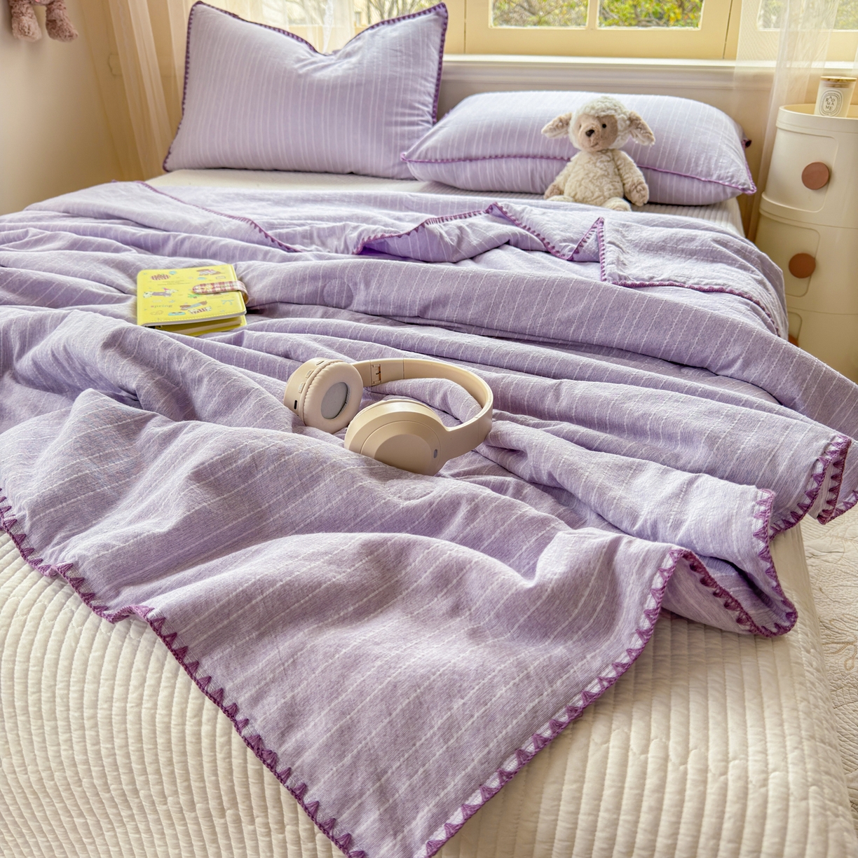 91家纺网 家纺一手货源 找家纺 鑫利来家纺 2026新款纯色无印风夏被简约素色法式麻夏凉被阳离子色织提花单人双人学生夏凉被-场景二 青禾-浅紫