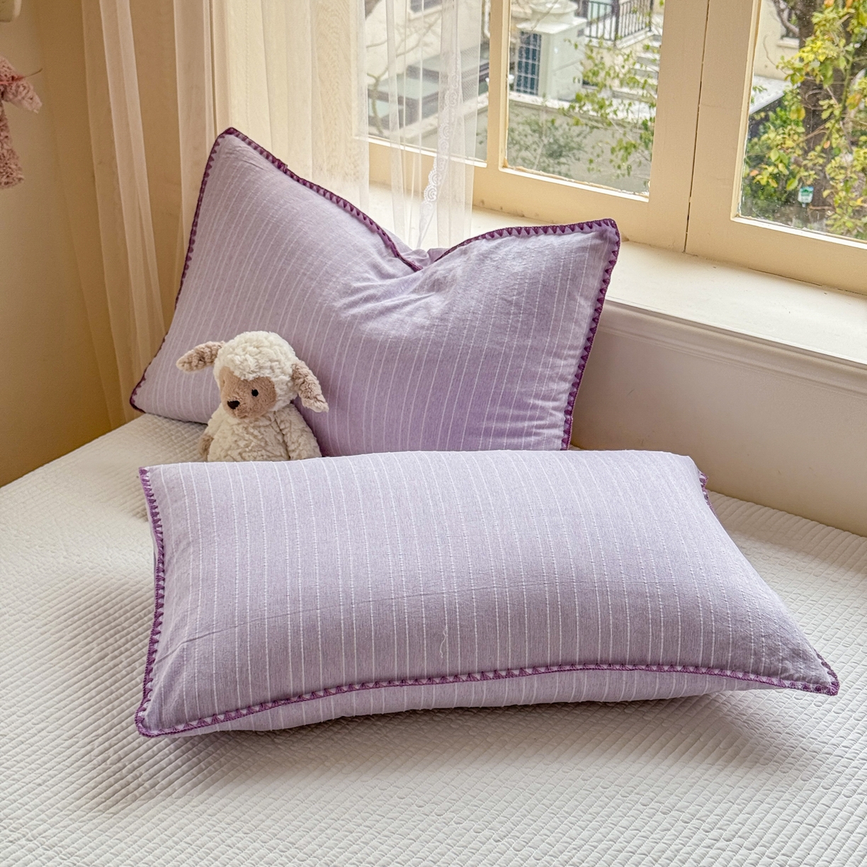 91家纺网 家纺一手货源 找家纺 鑫利来家纺 2026新款纯色无印风夏被简约素色法式麻夏凉被阳离子色织提花单人双人学生夏凉被-场景二 青禾-浅紫