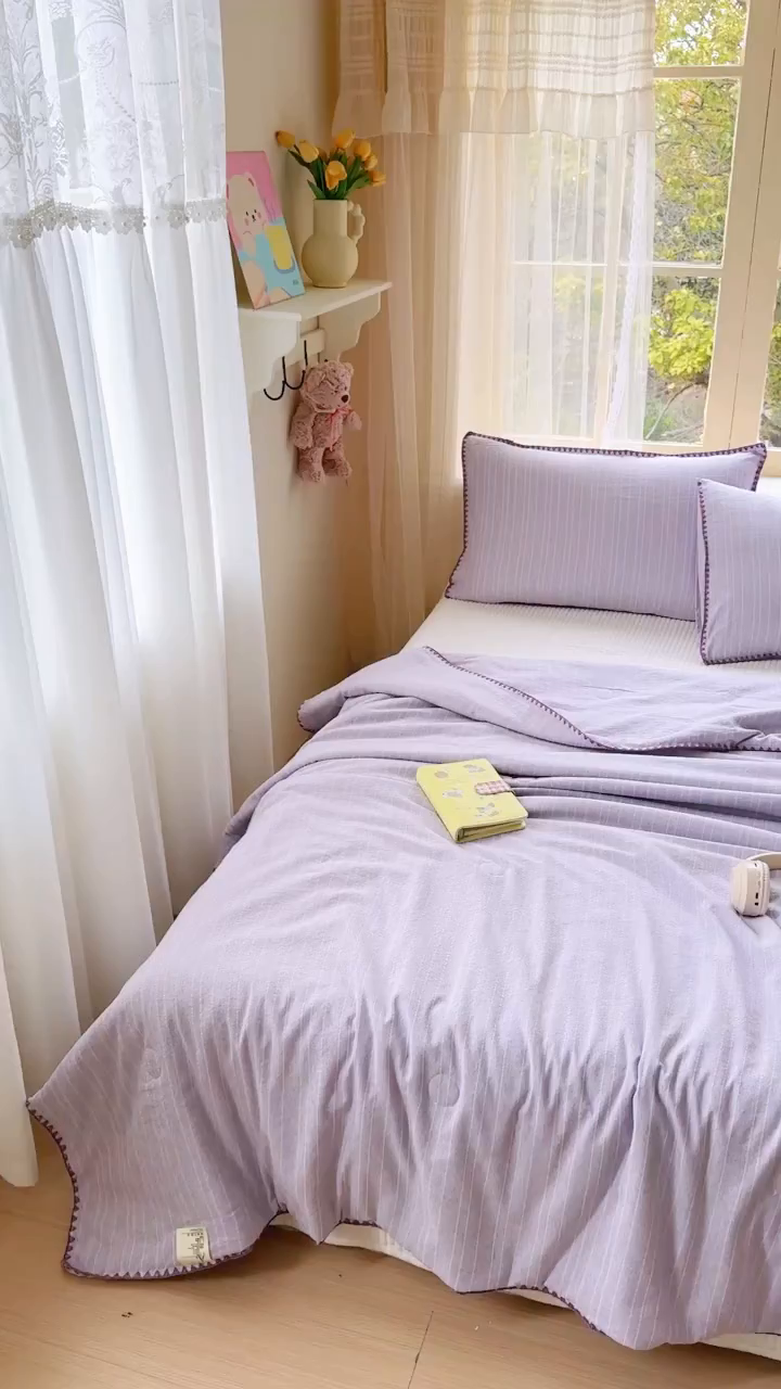91家纺网 家纺一手货源 找家纺 鑫利来家纺 2026新款纯色无印风夏被简约素色法式麻夏凉被阳离子色织提花单人双人学生夏凉被-场景二 青禾-浅紫