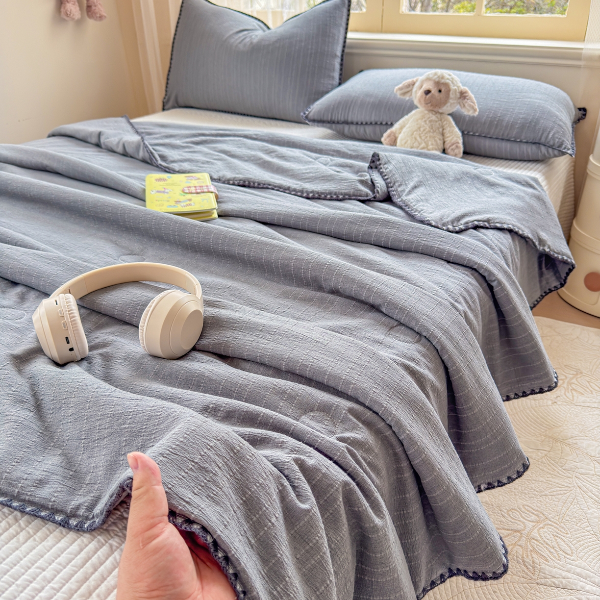 91家纺网 家纺一手货源 找家纺 鑫利来家纺 2026新款纯色无印风夏被简约素色法式麻夏凉被阳离子色织提花单人双人学生夏凉被-场景二 青禾-深灰