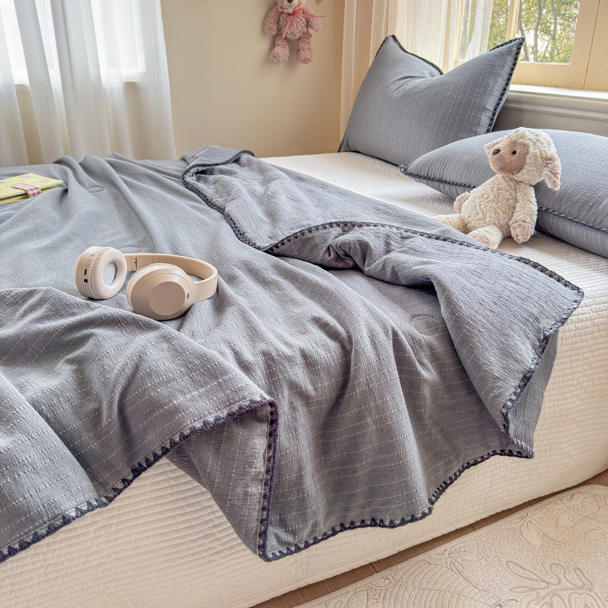 91家纺网 家纺一手货源 找家纺 鑫利来家纺 2026新款纯色无印风夏被简约素色法式麻夏凉被阳离子色织提花单人双人学生夏凉被-场景二 青禾-深灰