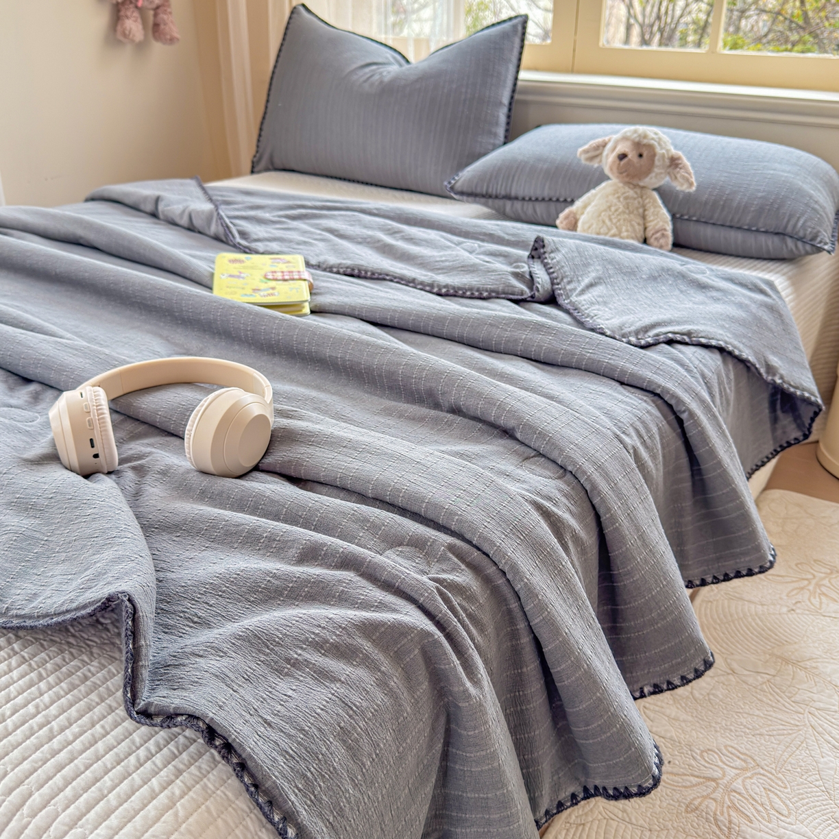 91家纺网 家纺一手货源 找家纺 鑫利来家纺 2026新款纯色无印风夏被简约素色法式麻夏凉被阳离子色织提花单人双人学生夏凉被-场景二 青禾-深灰