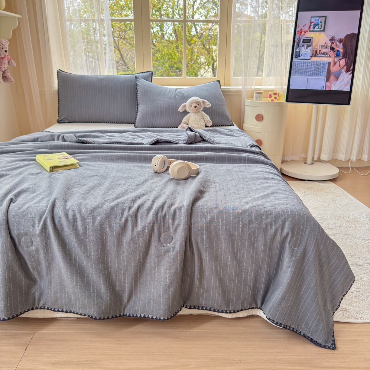 91家纺网 家纺一手货源 找家纺 鑫利来家纺 2026新款纯色无印风夏被简约素色法式麻夏凉被阳离子色织提花单人双人学生夏凉被-场景二 青禾-深灰