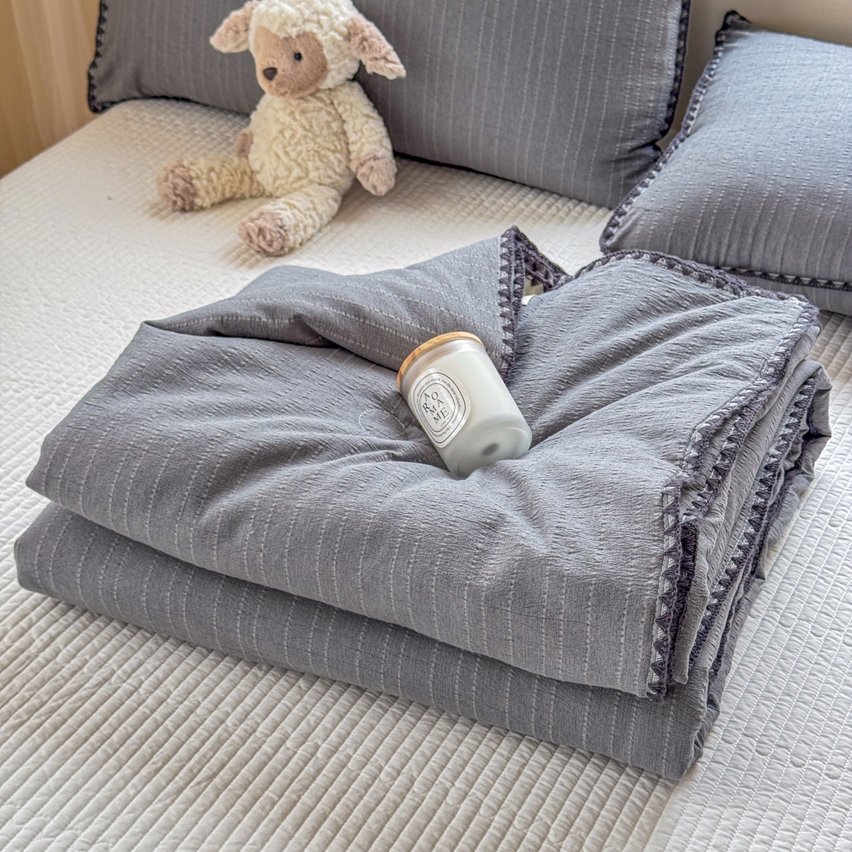 91家纺网 家纺一手货源 找家纺 鑫利来家纺 2026新款纯色无印风夏被简约素色法式麻夏凉被阳离子色织提花单人双人学生夏凉被-场景二 青禾-深灰