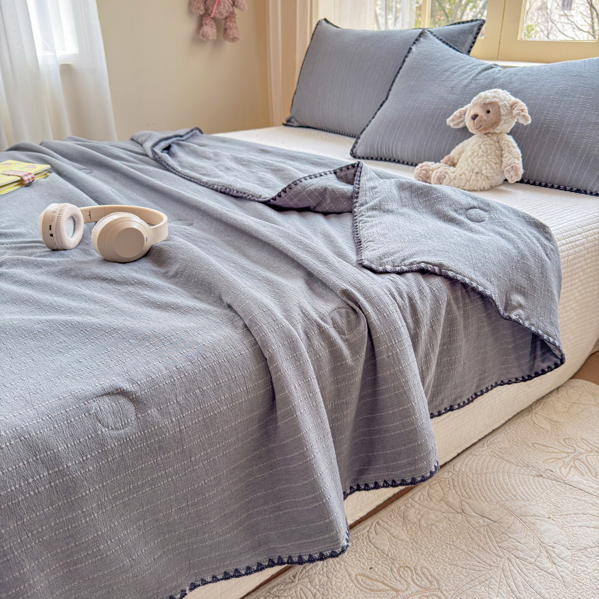 91家纺网 家纺一手货源 找家纺 鑫利来家纺 2026新款纯色无印风夏被简约素色法式麻夏凉被阳离子色织提花单人双人学生夏凉被-场景二 青禾-深灰