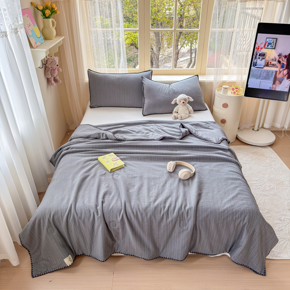 91家纺网 家纺一手货源 找家纺 鑫利来家纺 2026新款纯色无印风夏被简约素色法式麻夏凉被阳离子色织提花单人双人学生夏凉被-场景二 青禾-深灰