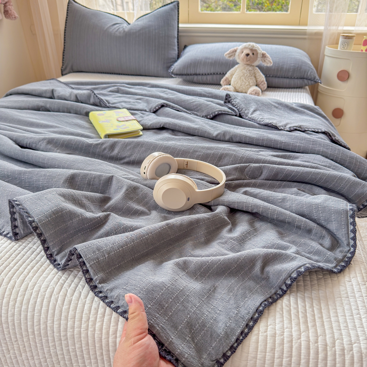 91家纺网 家纺一手货源 找家纺 鑫利来家纺 2026新款纯色无印风夏被简约素色法式麻夏凉被阳离子色织提花单人双人学生夏凉被-场景二 青禾-深灰