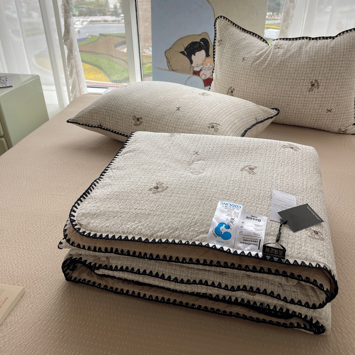 91家纺网 家纺一手货源 找家纺 几禾 2026春夏新款泡芙纱贝壳边夏被夏凉被空调被四件套 欧包-木马小花团