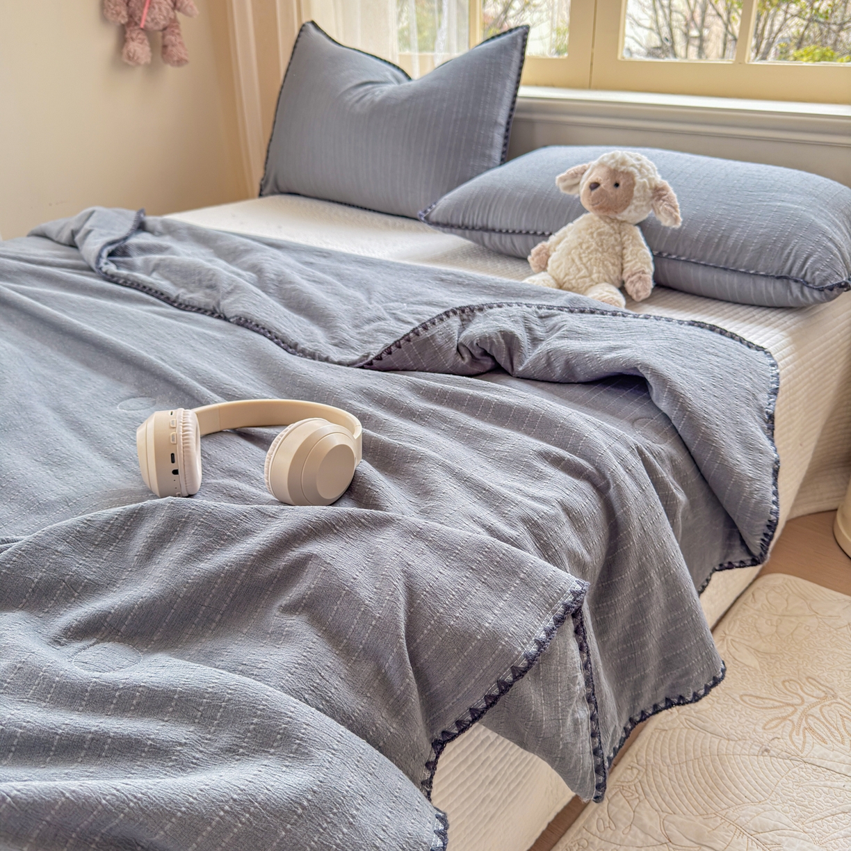 91家纺网 家纺一手货源 找家纺 鑫利来家纺 2026新款纯色无印风夏被简约素色法式麻夏凉被阳离子色织提花单人双人学生夏凉被-场景二 青禾-深灰