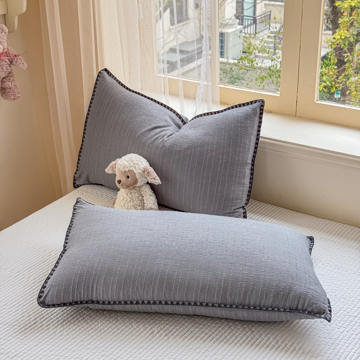 91家纺网 家纺一手货源 找家纺 鑫利来家纺 2026新款纯色无印风夏被简约素色法式麻夏凉被阳离子色织提花单人双人学生夏凉被-场景二 青禾-深灰