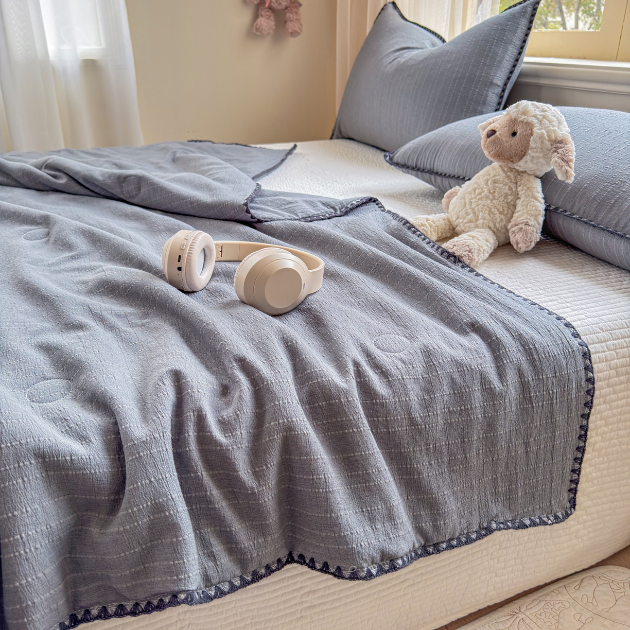 91家纺网 家纺一手货源 找家纺 鑫利来家纺 2026新款纯色无印风夏被简约素色法式麻夏凉被阳离子色织提花单人双人学生夏凉被-场景二 青禾-深灰