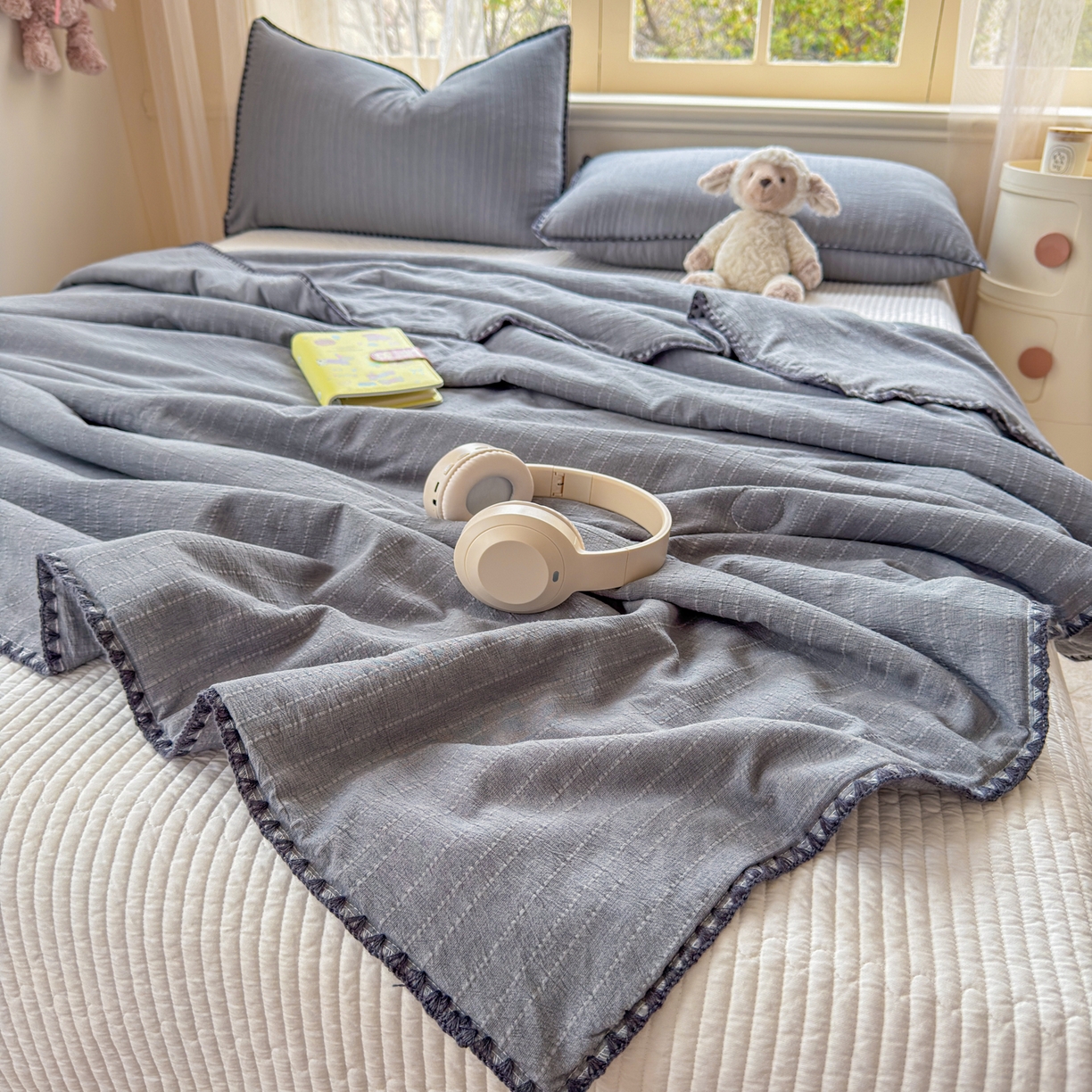 91家纺网 家纺一手货源 找家纺 鑫利来家纺 2026新款纯色无印风夏被简约素色法式麻夏凉被阳离子色织提花单人双人学生夏凉被-场景二 青禾-深灰