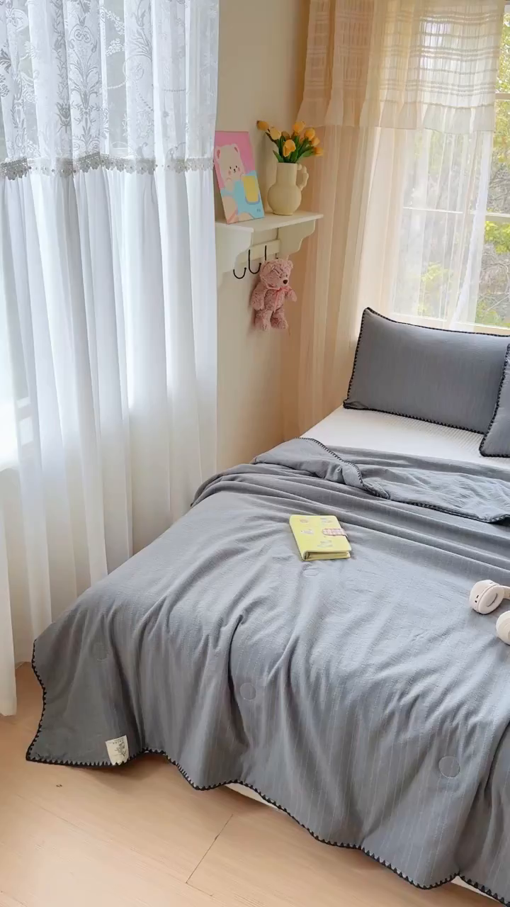 91家纺网 家纺一手货源 找家纺 鑫利来家纺 2026新款纯色无印风夏被简约素色法式麻夏凉被阳离子色织提花单人双人学生夏凉被-场景二 青禾-深灰