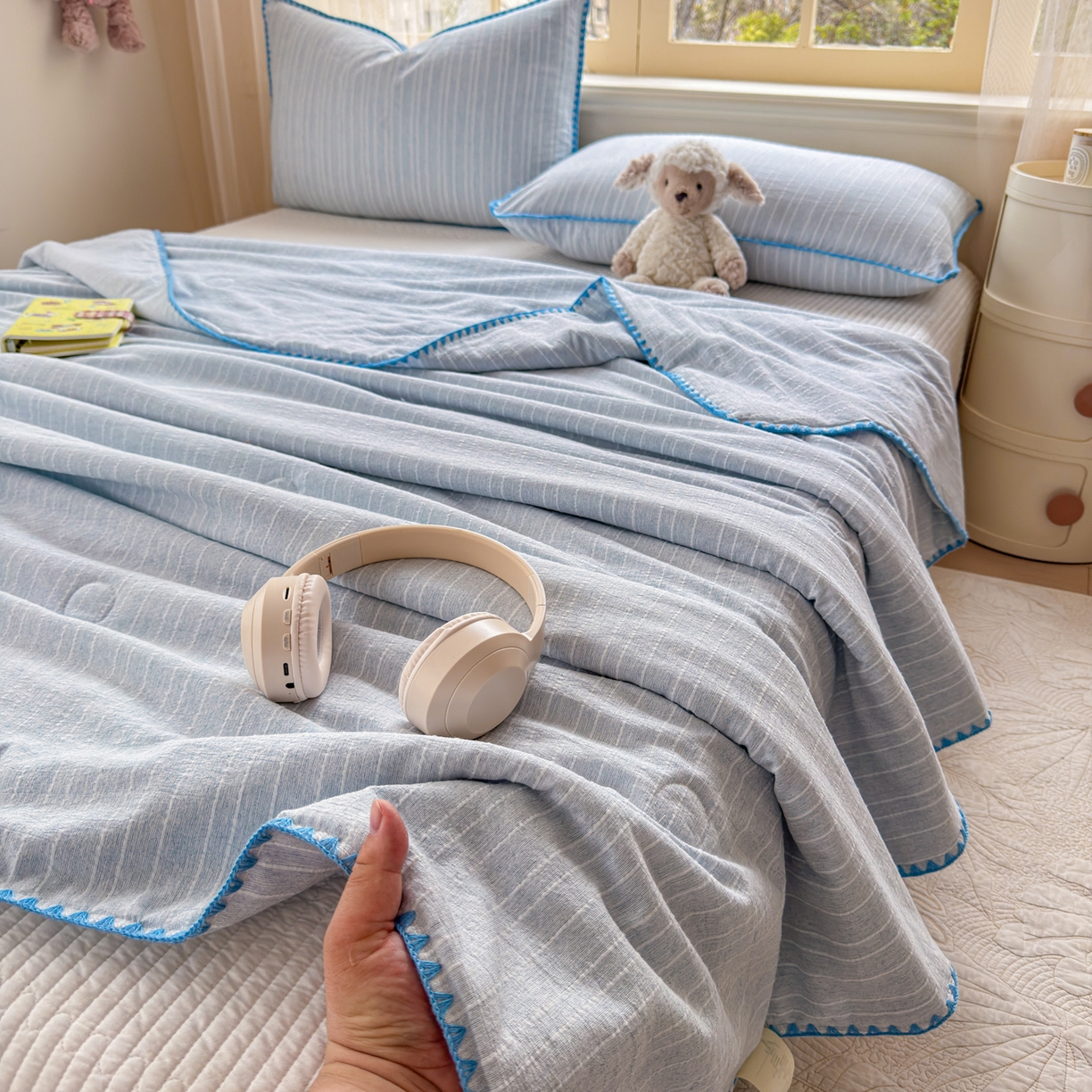 91家纺网 家纺一手货源 找家纺 鑫利来家纺 2026新款纯色无印风夏被简约素色法式麻夏凉被阳离子色织提花单人双人学生夏凉被-场景二 青禾-雾蓝