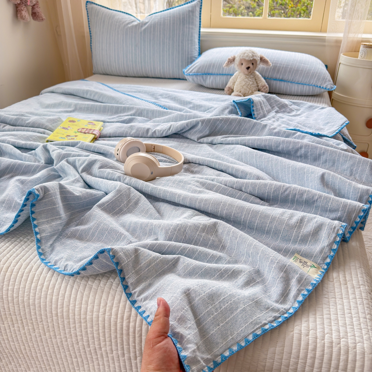 91家纺网 家纺一手货源 找家纺 鑫利来家纺 2026新款纯色无印风夏被简约素色法式麻夏凉被阳离子色织提花单人双人学生夏凉被-场景二 青禾-雾蓝