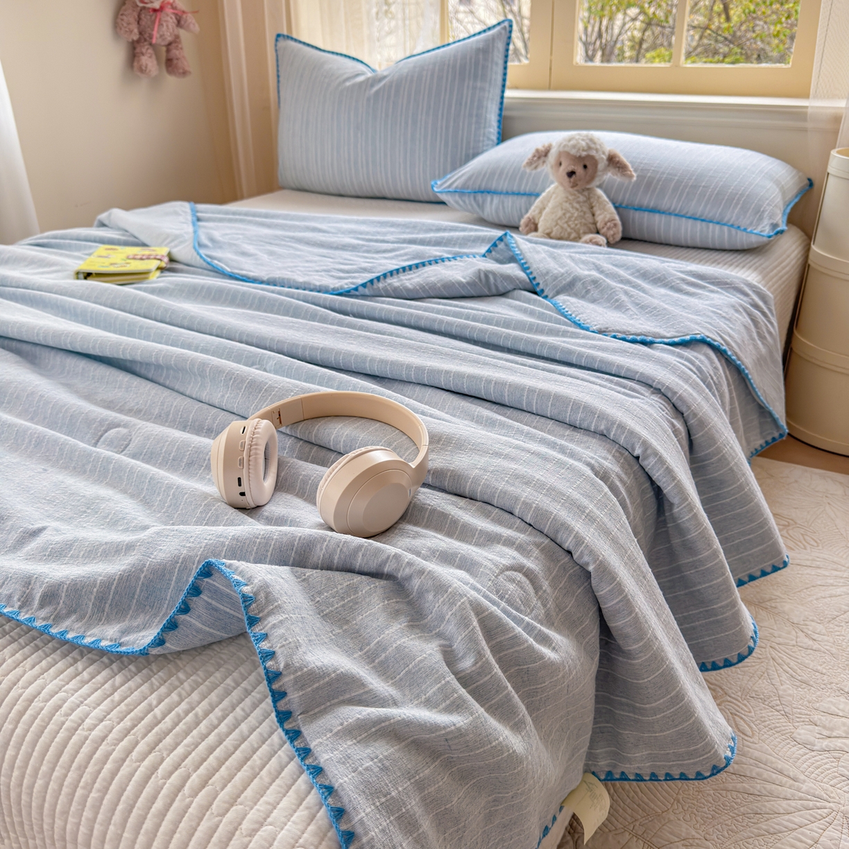 91家纺网 家纺一手货源 找家纺 鑫利来家纺 2026新款纯色无印风夏被简约素色法式麻夏凉被阳离子色织提花单人双人学生夏凉被-场景二 青禾-雾蓝