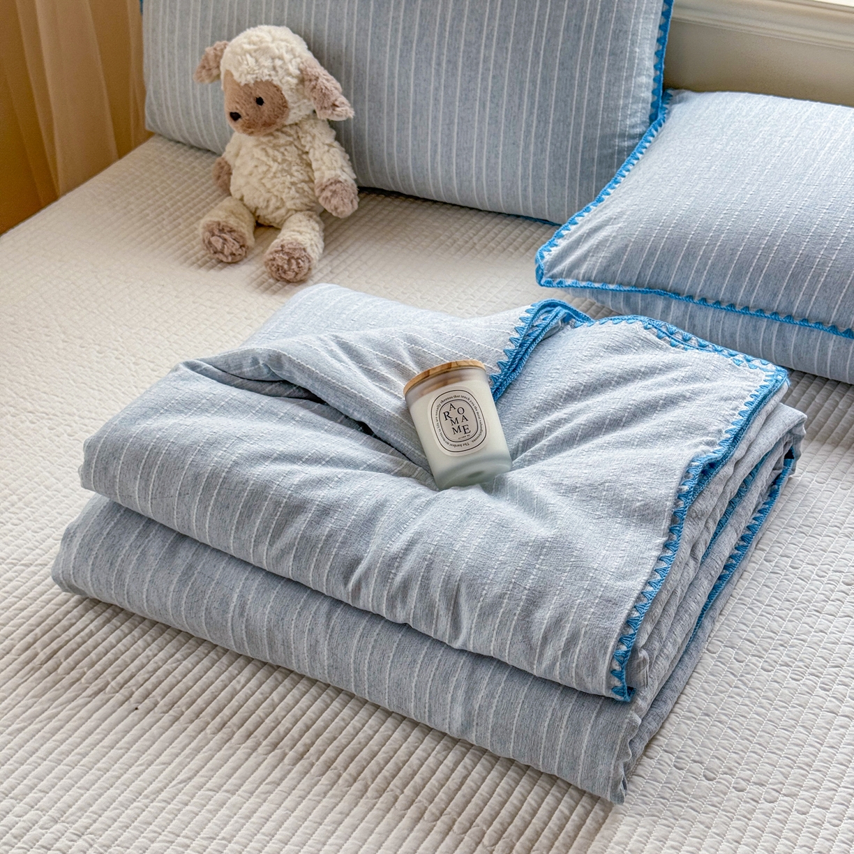 91家纺网 家纺一手货源 找家纺 鑫利来家纺 2026新款纯色无印风夏被简约素色法式麻夏凉被阳离子色织提花单人双人学生夏凉被-场景二 青禾-雾蓝