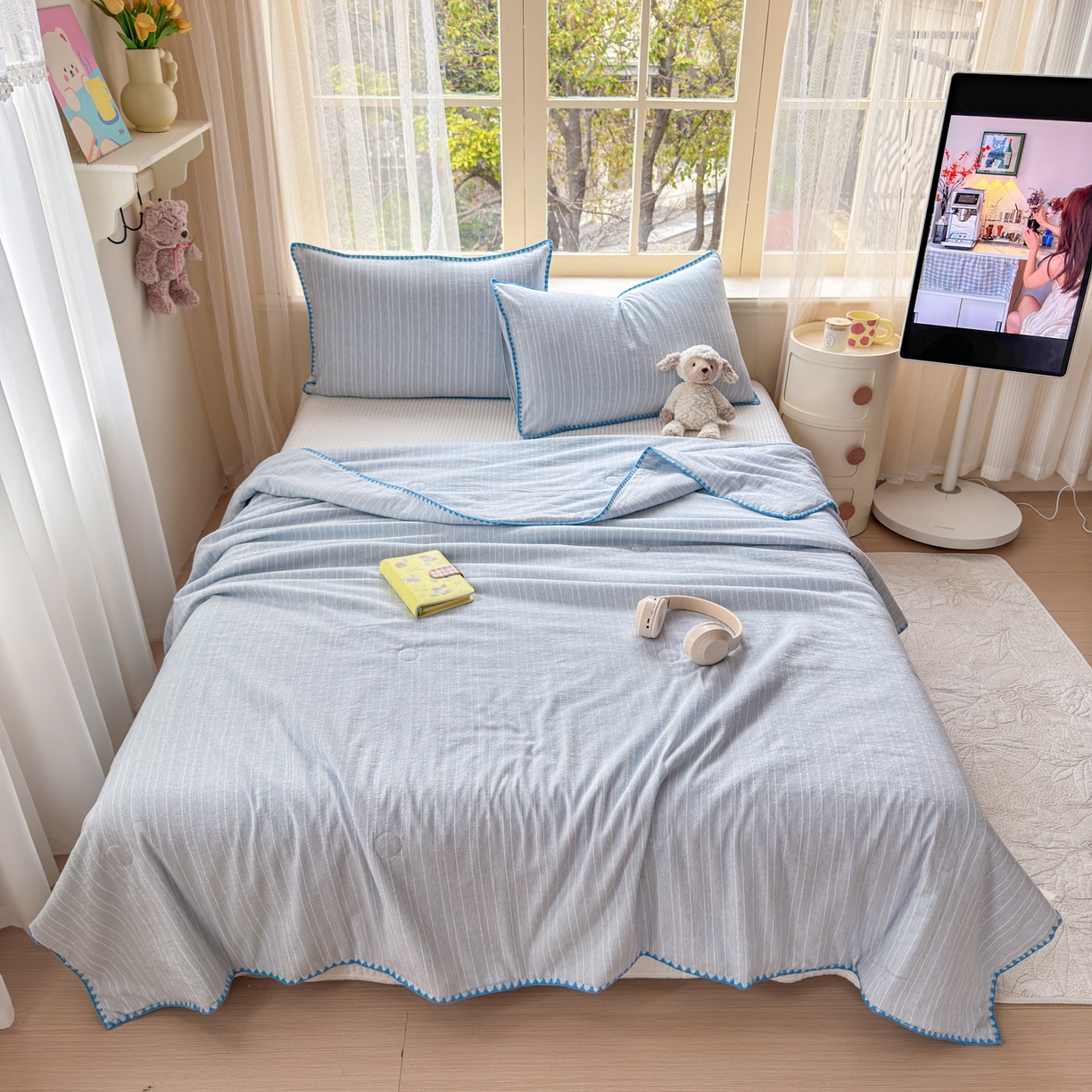 91家纺网 家纺一手货源 找家纺 鑫利来家纺 2026新款纯色无印风夏被简约素色法式麻夏凉被阳离子色织提花单人双人学生夏凉被-场景二 青禾-雾蓝