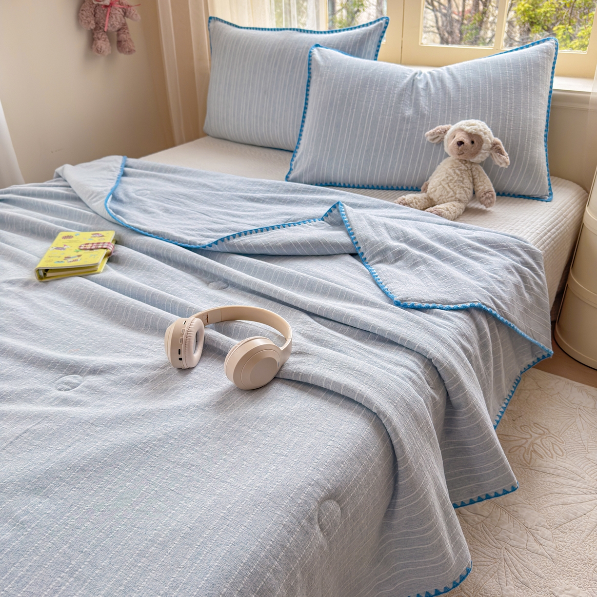 91家纺网 家纺一手货源 找家纺 鑫利来家纺 2026新款纯色无印风夏被简约素色法式麻夏凉被阳离子色织提花单人双人学生夏凉被-场景二 青禾-雾蓝