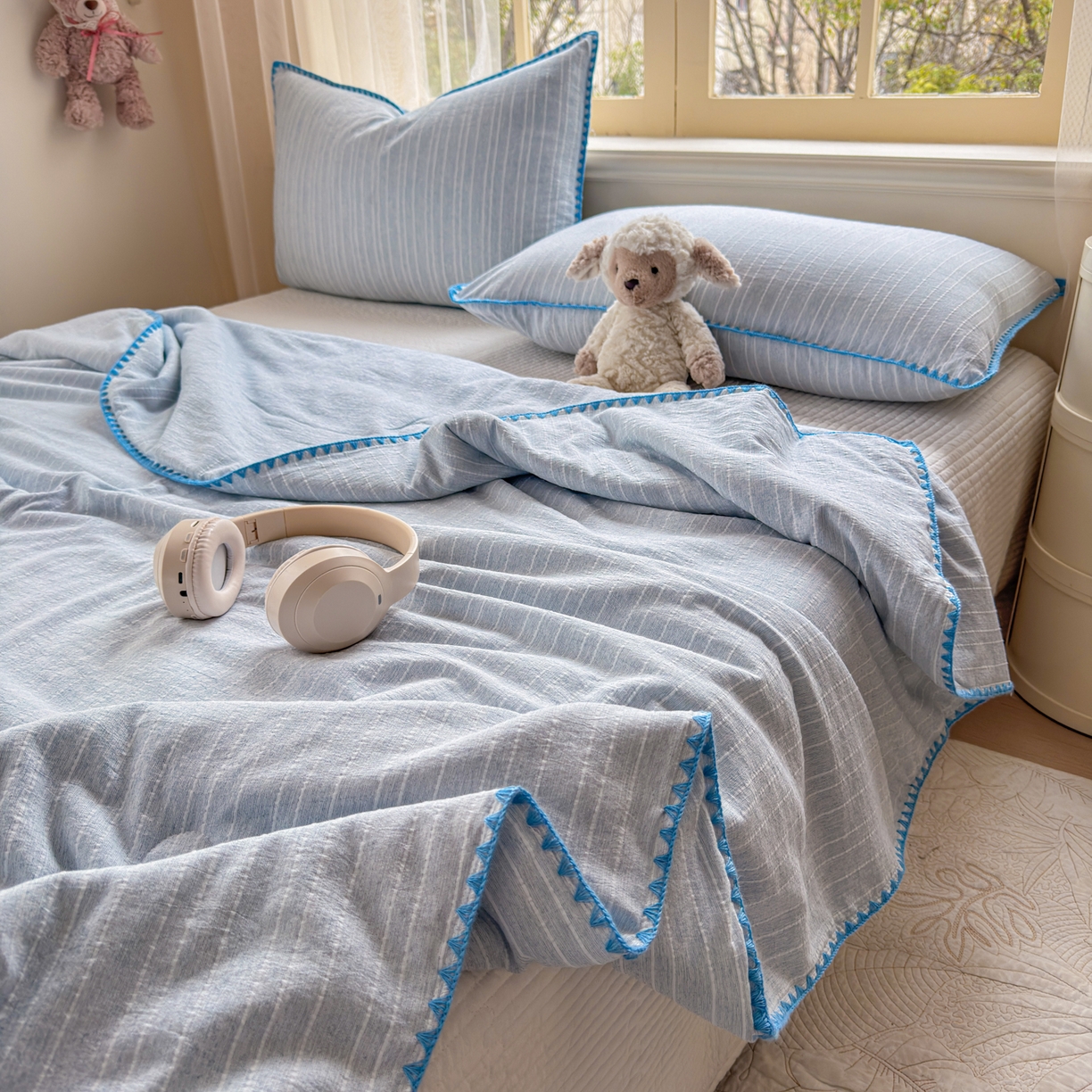 91家纺网 家纺一手货源 找家纺 鑫利来家纺 2026新款纯色无印风夏被简约素色法式麻夏凉被阳离子色织提花单人双人学生夏凉被-场景二 青禾-雾蓝