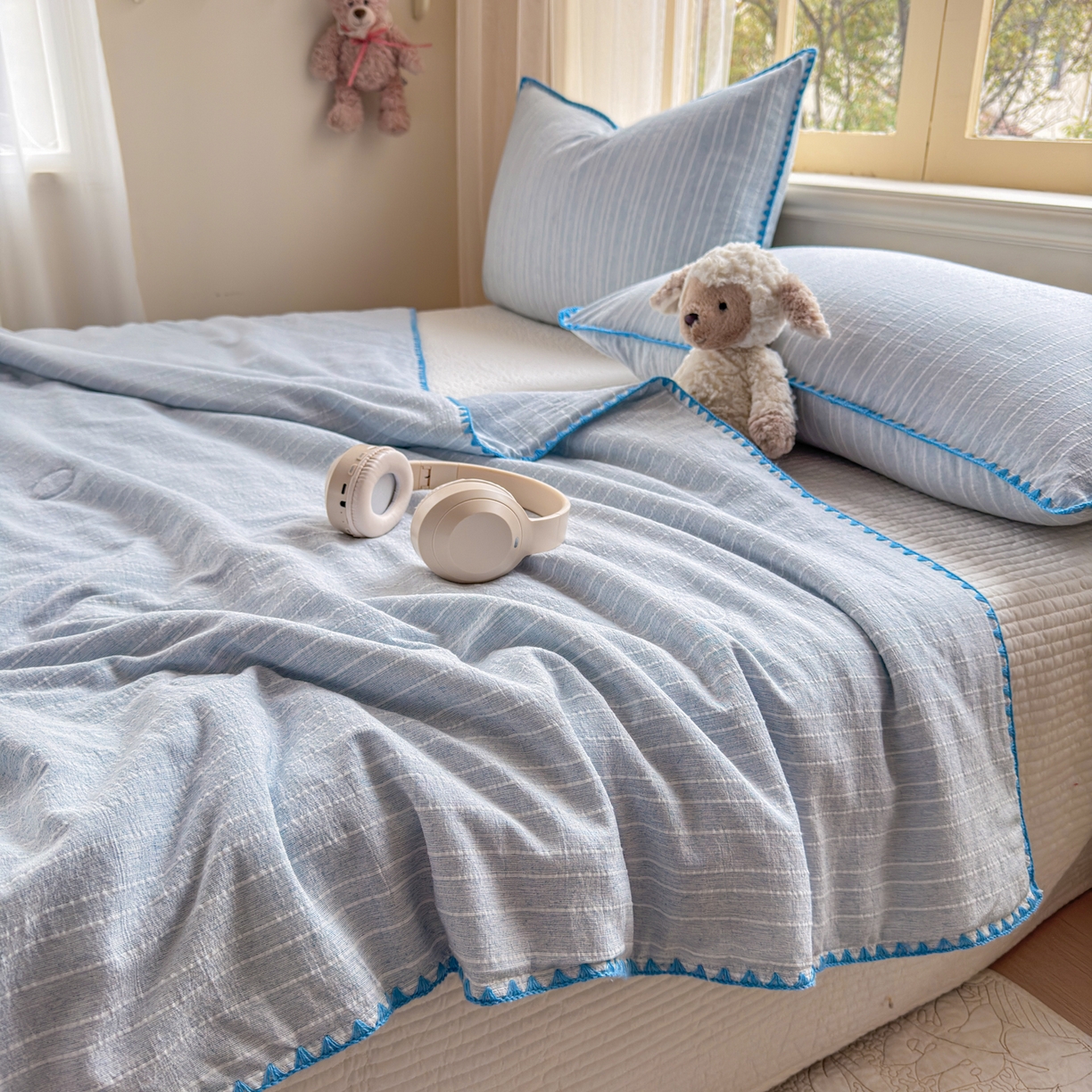 91家纺网 家纺一手货源 找家纺 鑫利来家纺 2026新款纯色无印风夏被简约素色法式麻夏凉被阳离子色织提花单人双人学生夏凉被-场景二 青禾-雾蓝