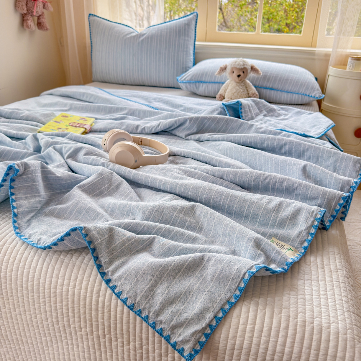 91家纺网 家纺一手货源 找家纺 鑫利来家纺 2026新款纯色无印风夏被简约素色法式麻夏凉被阳离子色织提花单人双人学生夏凉被-场景二 青禾-雾蓝