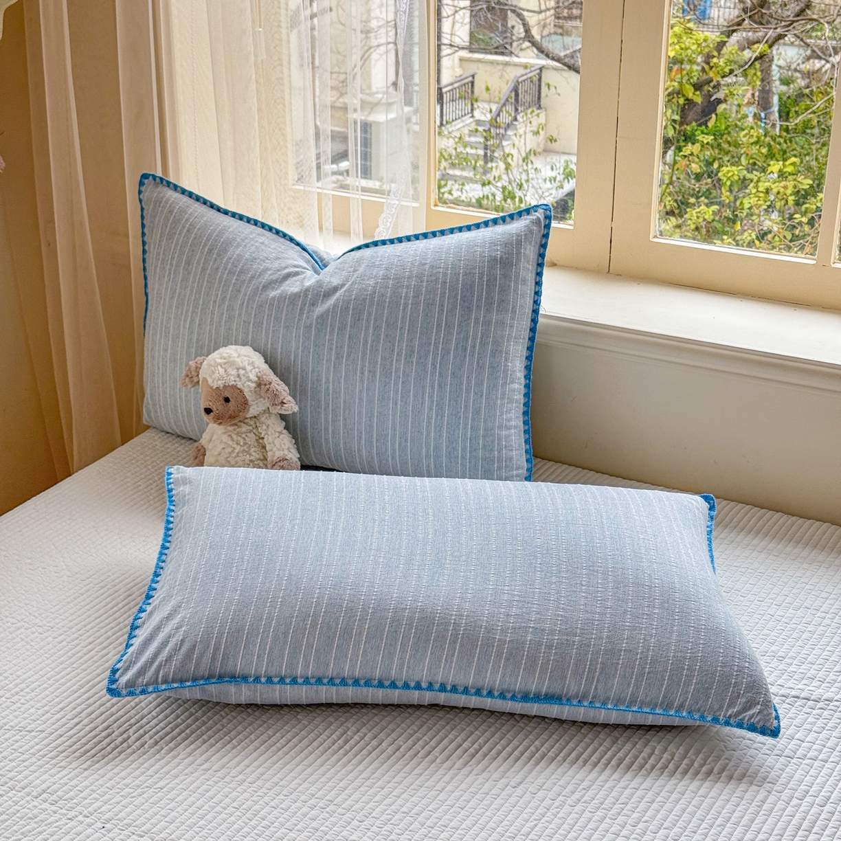 91家纺网 家纺一手货源 找家纺 鑫利来家纺 2026新款纯色无印风夏被简约素色法式麻夏凉被阳离子色织提花单人双人学生夏凉被-场景二 青禾-雾蓝