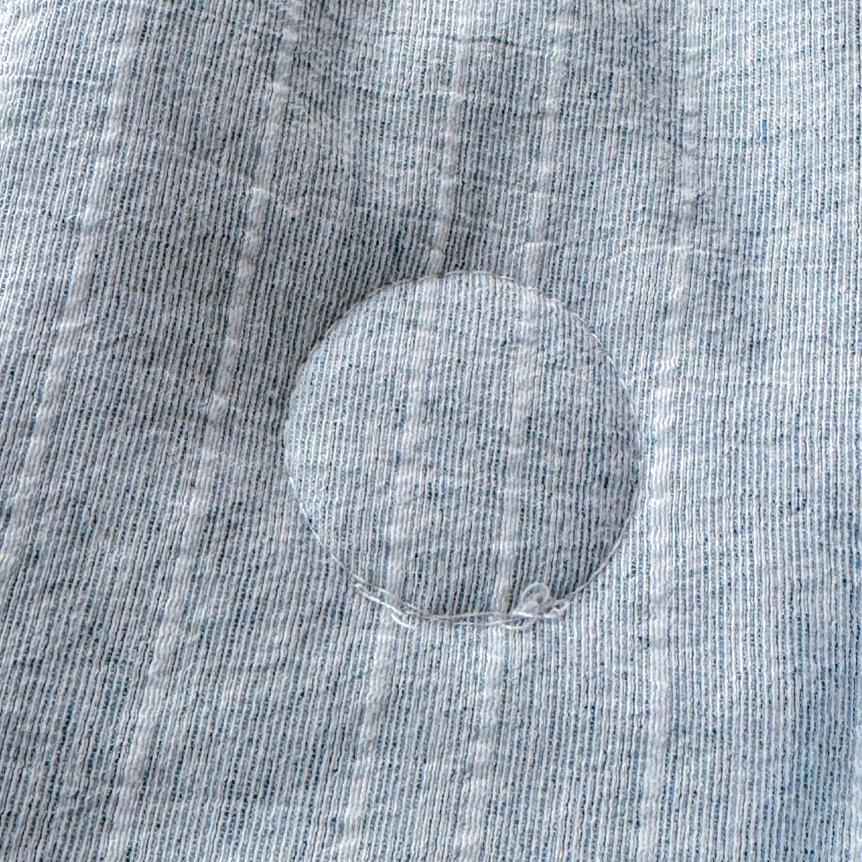 91家纺网 家纺一手货源 找家纺 鑫利来家纺 2026新款纯色无印风夏被简约素色法式麻夏凉被阳离子色织提花单人双人学生夏凉被-场景二 青禾-雾蓝