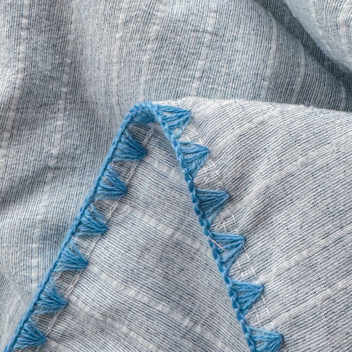 91家纺网 家纺一手货源 找家纺 鑫利来家纺 2026新款纯色无印风夏被简约素色法式麻夏凉被阳离子色织提花单人双人学生夏凉被-场景二 青禾-雾蓝