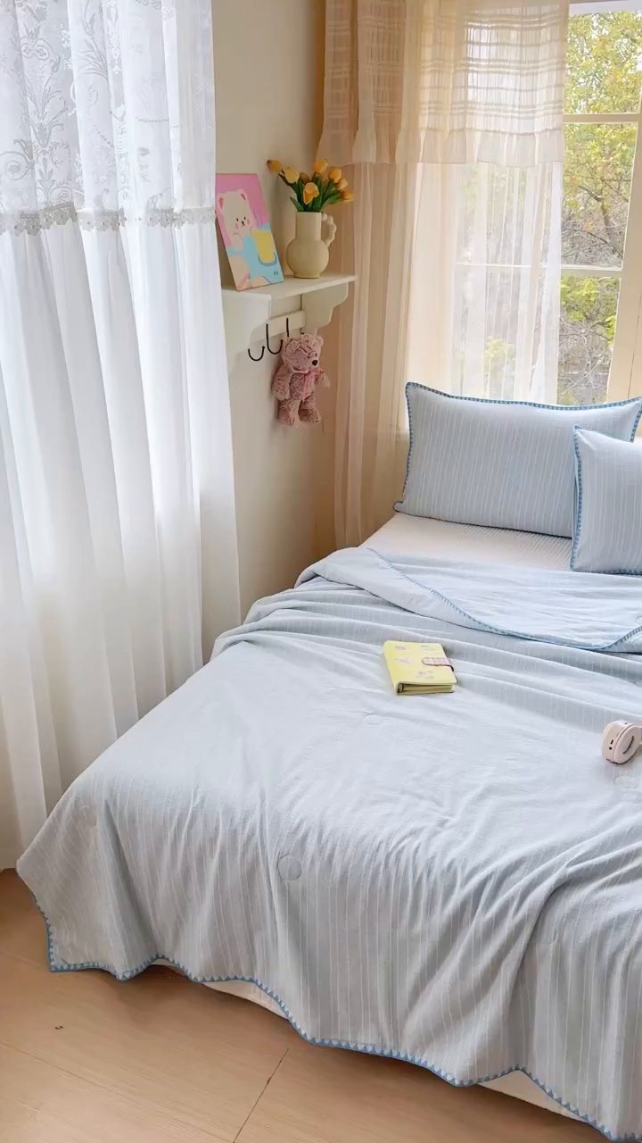 91家纺网 家纺一手货源 找家纺 鑫利来家纺 2026新款纯色无印风夏被简约素色法式麻夏凉被阳离子色织提花单人双人学生夏凉被-场景二 青禾-雾蓝