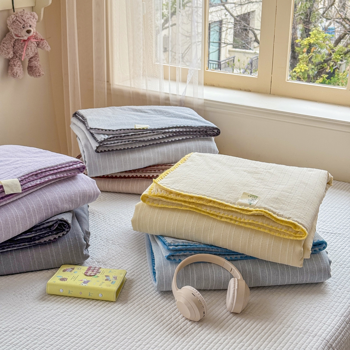 91家纺网 家纺一手货源 找家纺 鑫利来家纺 2026新款纯色无印风夏被简约素色法式麻夏凉被阳离子色织提花单人双人学生夏凉被-场景二 组合（仅参考）