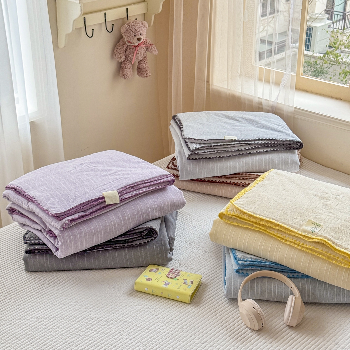 91家纺网 家纺一手货源 找家纺 鑫利来家纺 2026新款纯色无印风夏被简约素色法式麻夏凉被阳离子色织提花单人双人学生夏凉被-场景二 组合（仅参考）