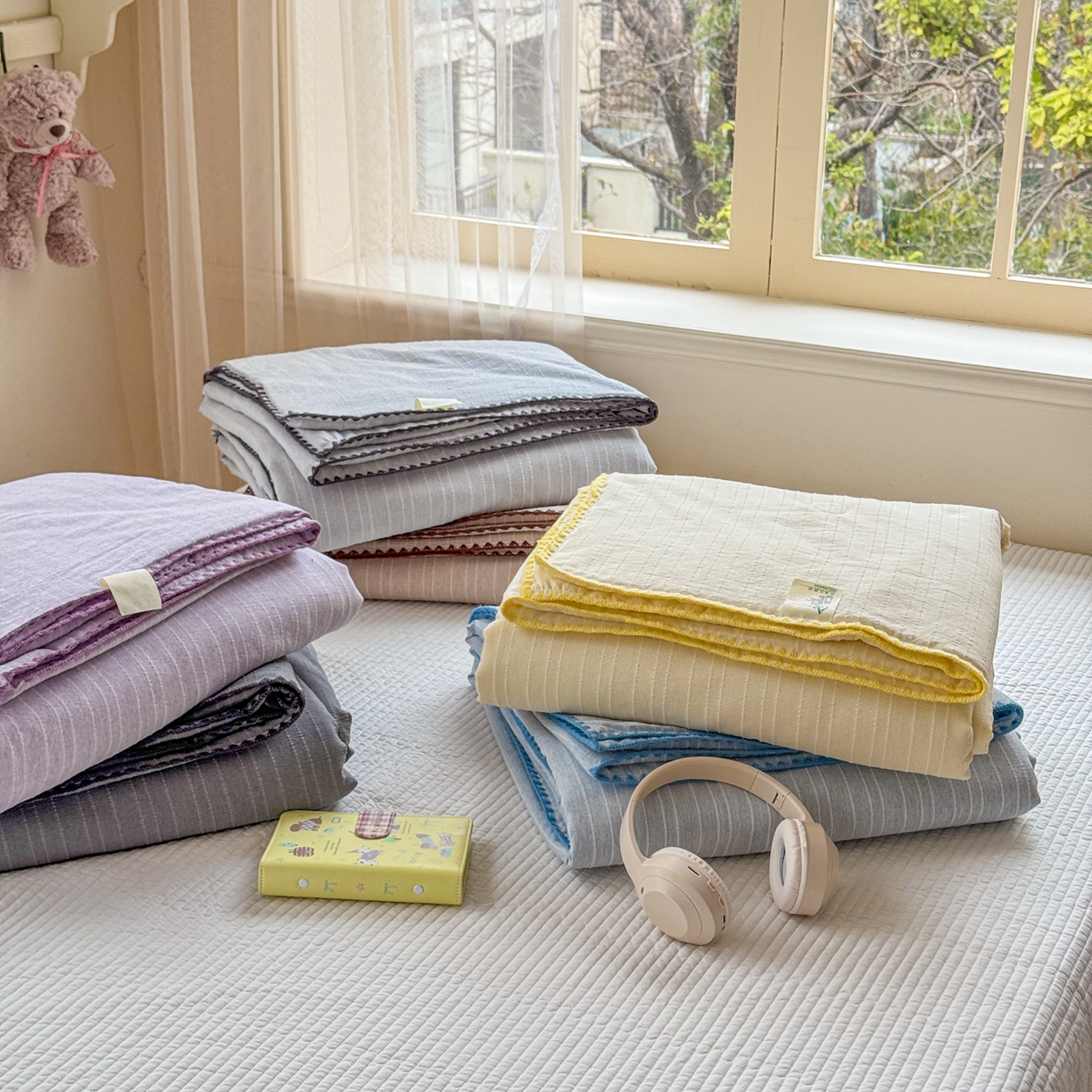 91家纺网 家纺一手货源 找家纺 鑫利来家纺 2026新款纯色无印风夏被简约素色法式麻夏凉被阳离子色织提花单人双人学生夏凉被-场景二 组合（仅参考）