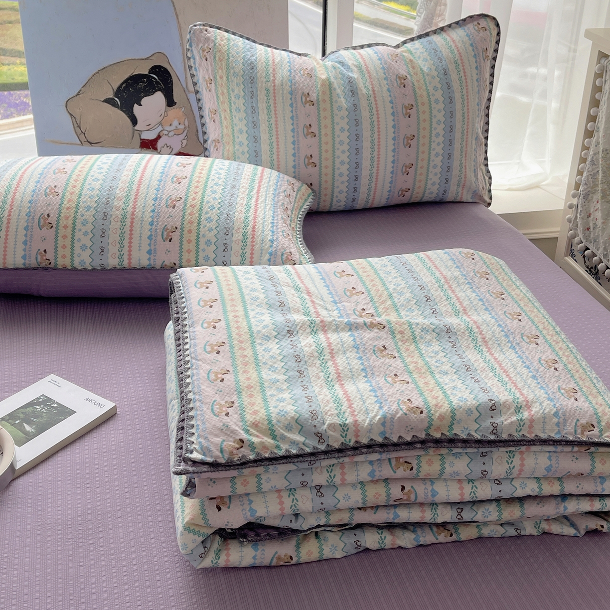 91家纺网 家纺一手货源 找家纺 几禾 2026春夏新款泡芙纱贝壳边夏被夏凉被空调被四件套 欧包-甜心木马卷