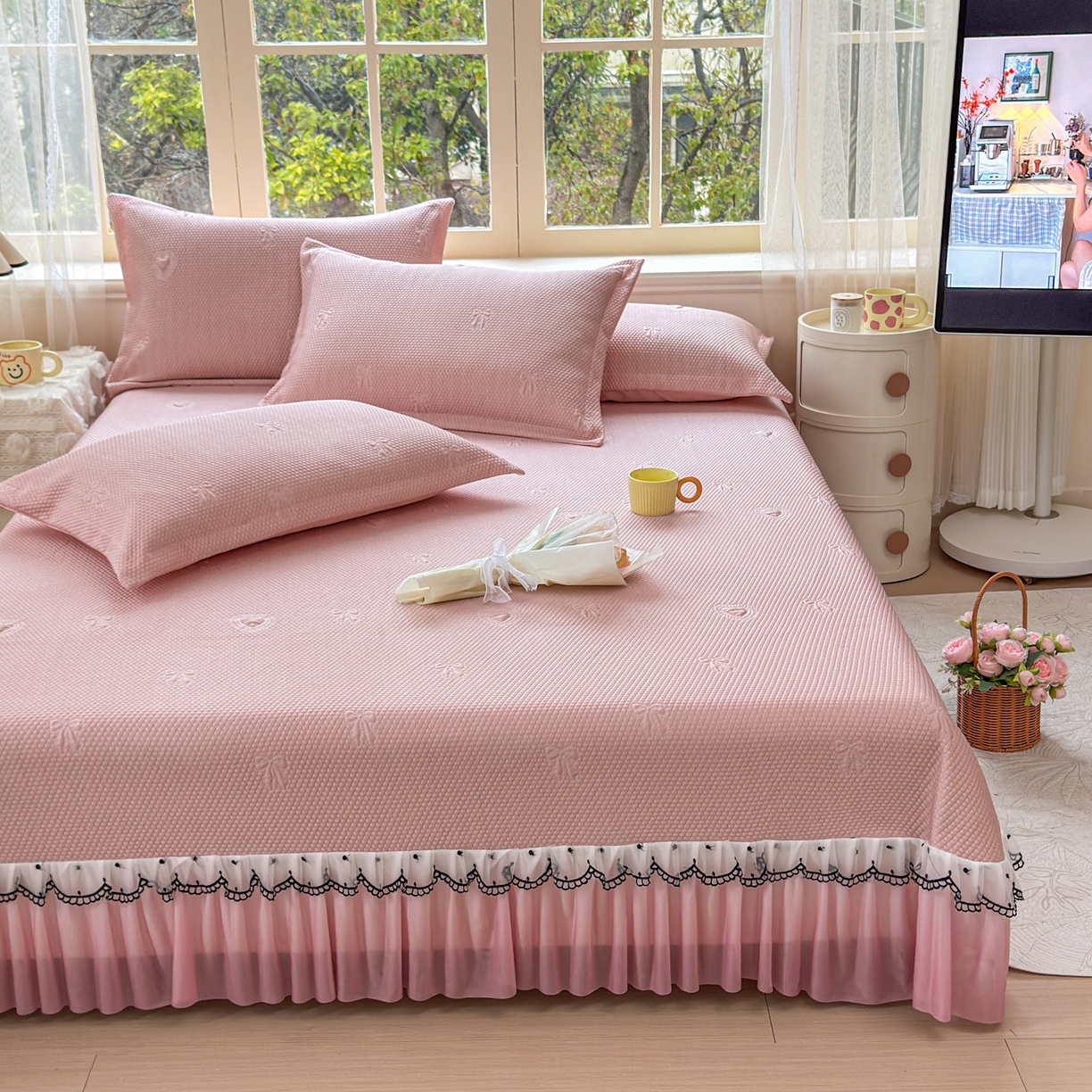 91家纺网 家纺一手货源 找家纺 鑫利来家纺 2026新款A类PE乙纶凉豆豆凉席高分子提花凉感冰豆豆床裙款凉席三件套 爱心蝴蝶结-粉