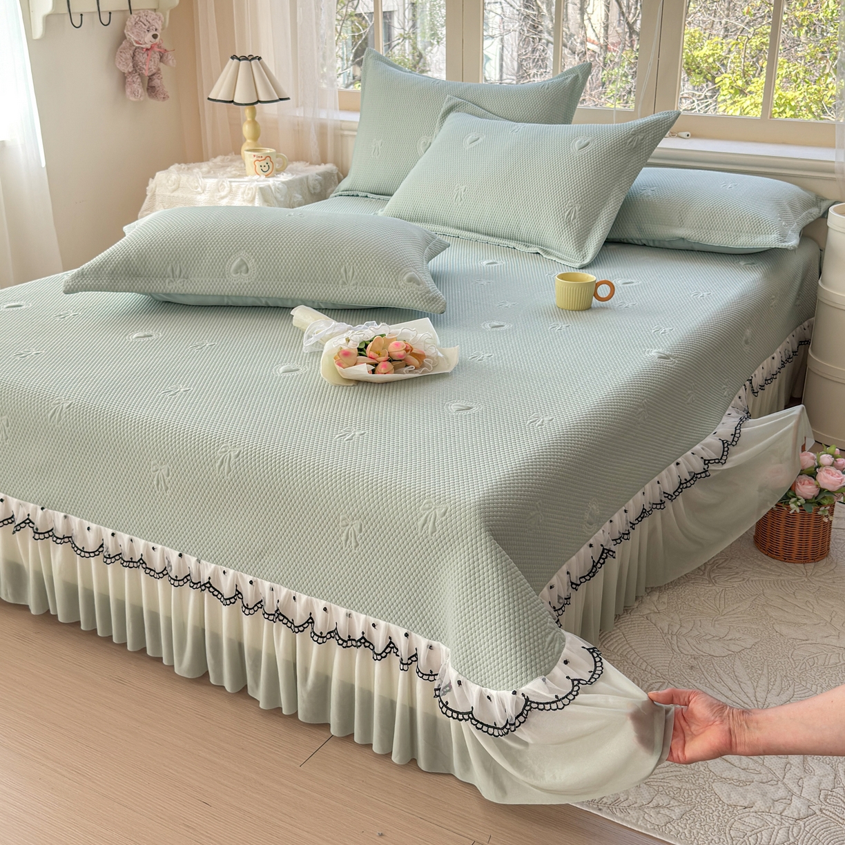 91家纺网 家纺一手货源 找家纺 鑫利来家纺 2026新款A类PE乙纶凉豆豆凉席高分子提花凉感冰豆豆床裙款凉席三件套 爱心蝴蝶结-抹茶绿