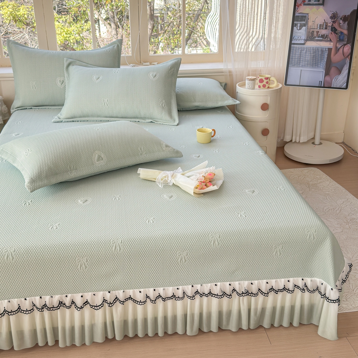 91家纺网 家纺一手货源 找家纺 鑫利来家纺 2026新款A类PE乙纶凉豆豆凉席高分子提花凉感冰豆豆床裙款凉席三件套 爱心蝴蝶结-抹茶绿