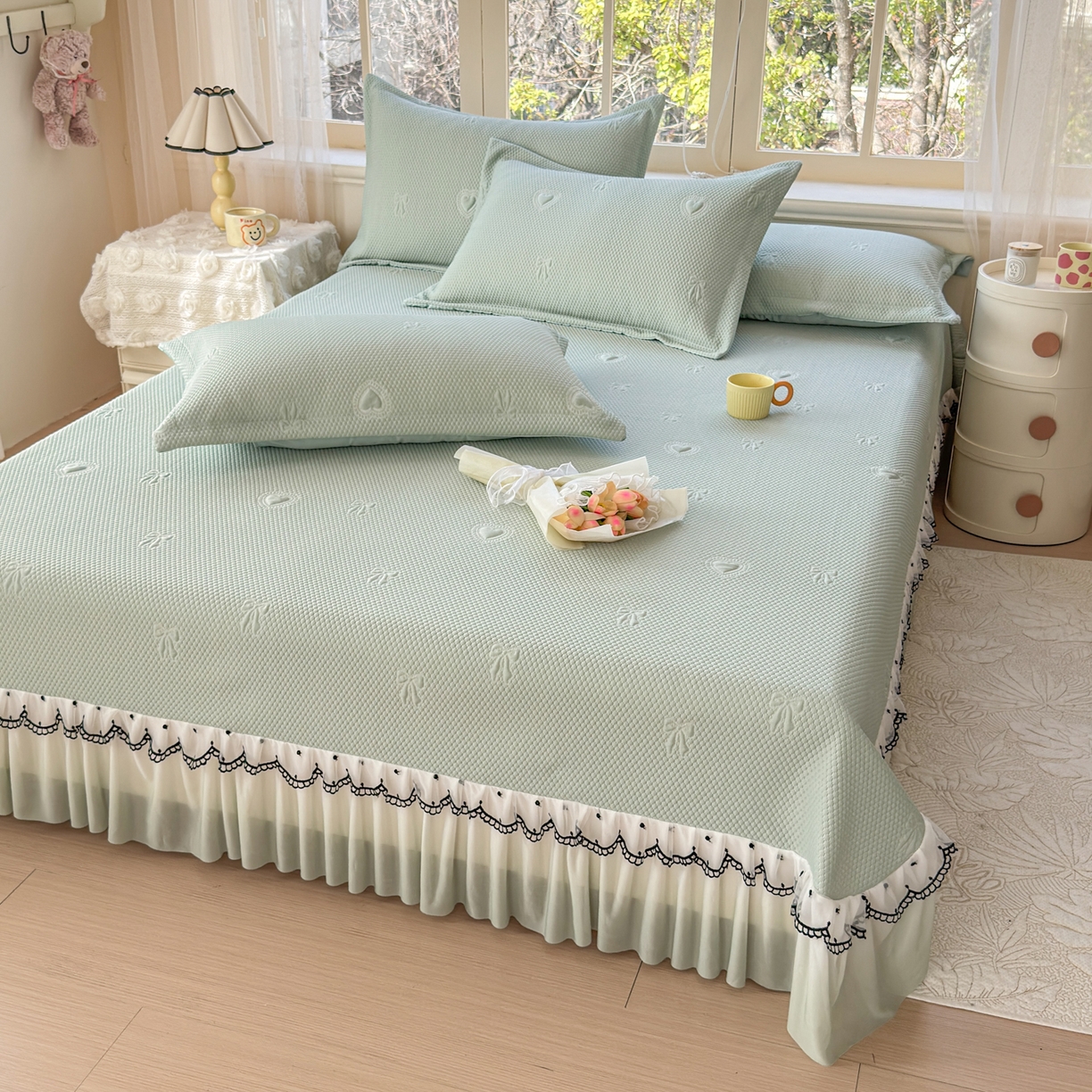 91家纺网 家纺一手货源 找家纺 鑫利来家纺 2026新款A类PE乙纶凉豆豆凉席高分子提花凉感冰豆豆床裙款凉席三件套 爱心蝴蝶结-抹茶绿