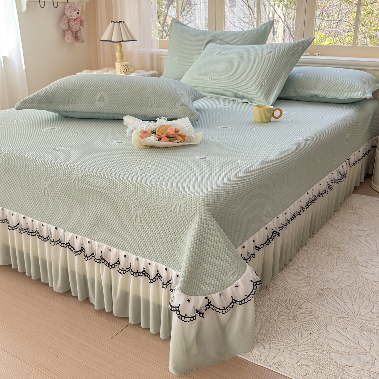 91家纺网 家纺一手货源 找家纺 鑫利来家纺 2026新款A类PE乙纶凉豆豆凉席高分子提花凉感冰豆豆床裙款凉席三件套 爱心蝴蝶结-抹茶绿