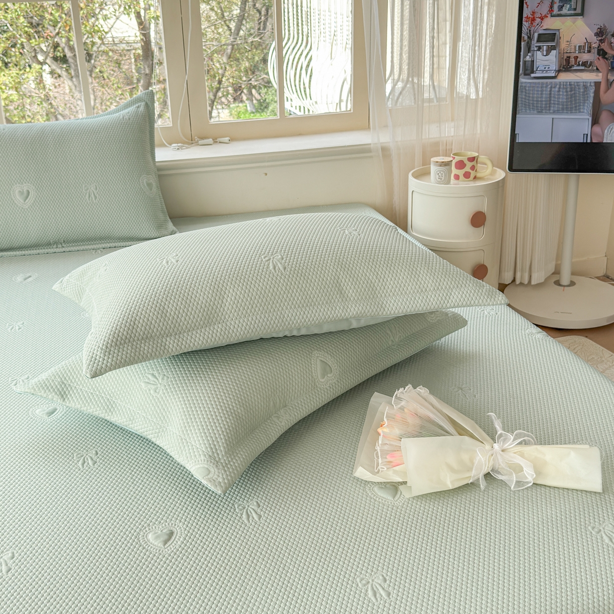 91家纺网 家纺一手货源 找家纺 鑫利来家纺 2026新款A类PE乙纶凉豆豆凉席高分子提花凉感冰豆豆床裙款凉席三件套 爱心蝴蝶结-抹茶绿