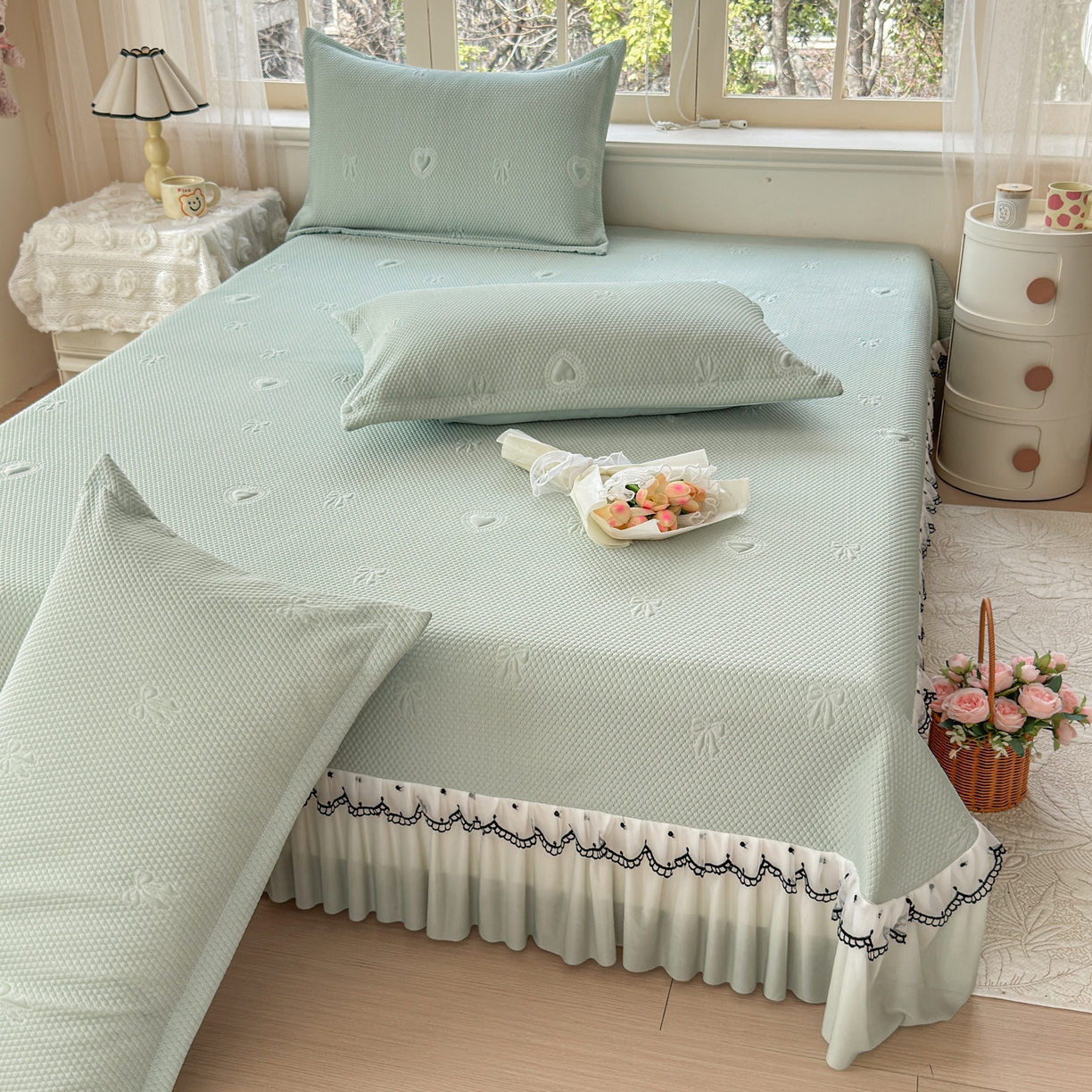 91家纺网 家纺一手货源 找家纺 鑫利来家纺 2026新款A类PE乙纶凉豆豆凉席高分子提花凉感冰豆豆床裙款凉席三件套 爱心蝴蝶结-抹茶绿