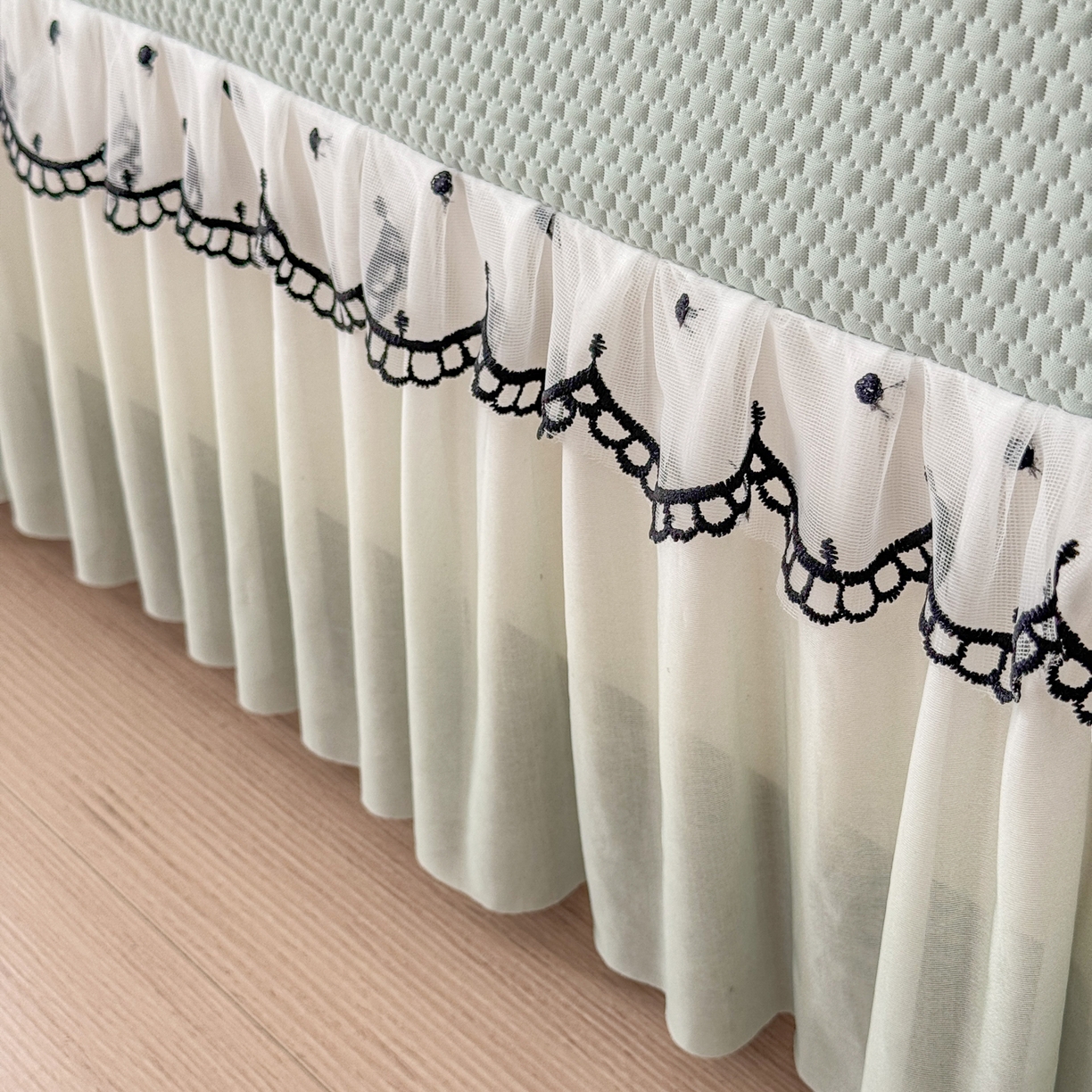 91家纺网 家纺一手货源 找家纺 鑫利来家纺 2026新款A类PE乙纶凉豆豆凉席高分子提花凉感冰豆豆床裙款凉席三件套 爱心蝴蝶结-抹茶绿