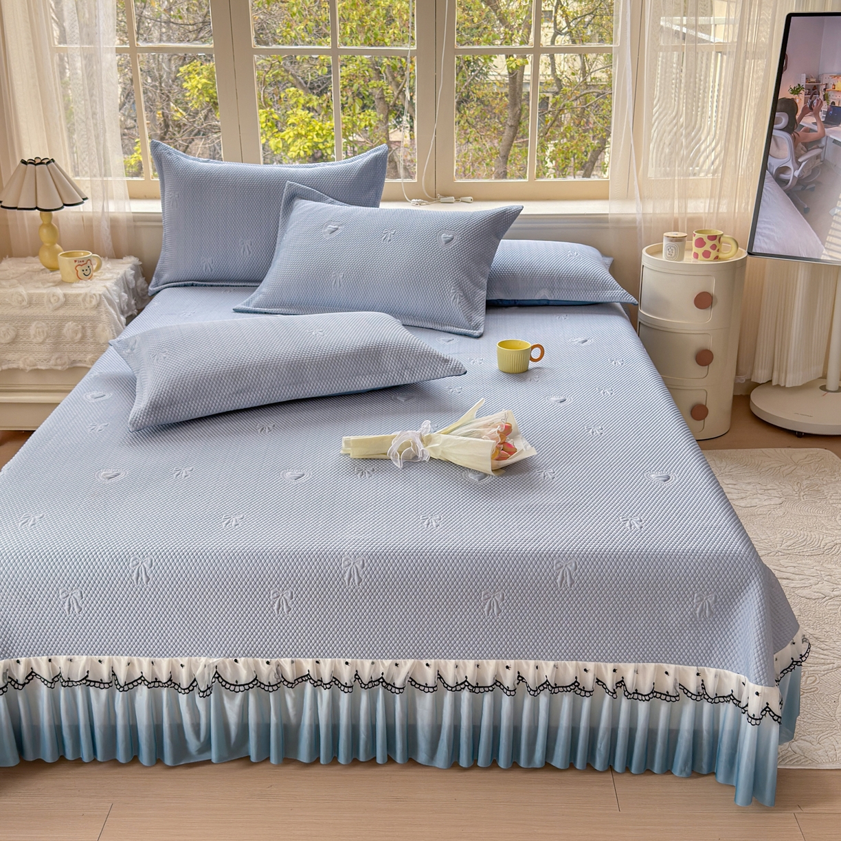 91家纺网 家纺一手货源 找家纺 鑫利来家纺 2026新款A类PE乙纶凉豆豆凉席高分子提花凉感冰豆豆床裙款凉席三件套 爱心蝴蝶结-冰蓝