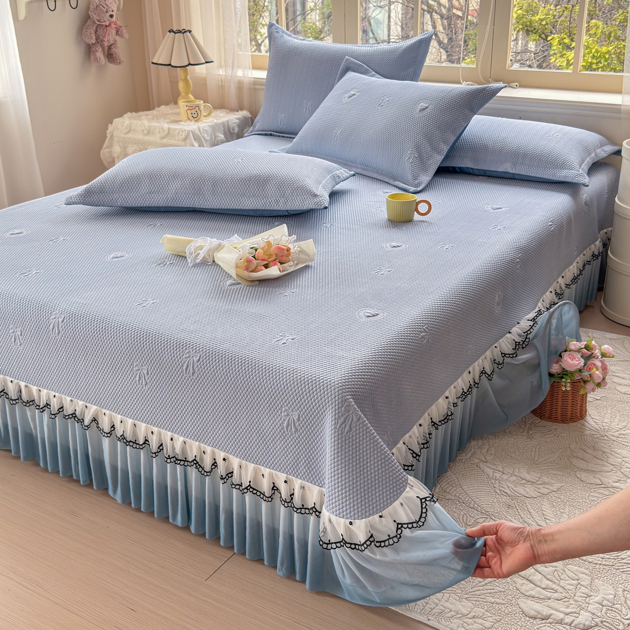 91家纺网 家纺一手货源 找家纺 鑫利来家纺 2026新款A类PE乙纶凉豆豆凉席高分子提花凉感冰豆豆床裙款凉席三件套 爱心蝴蝶结-冰蓝