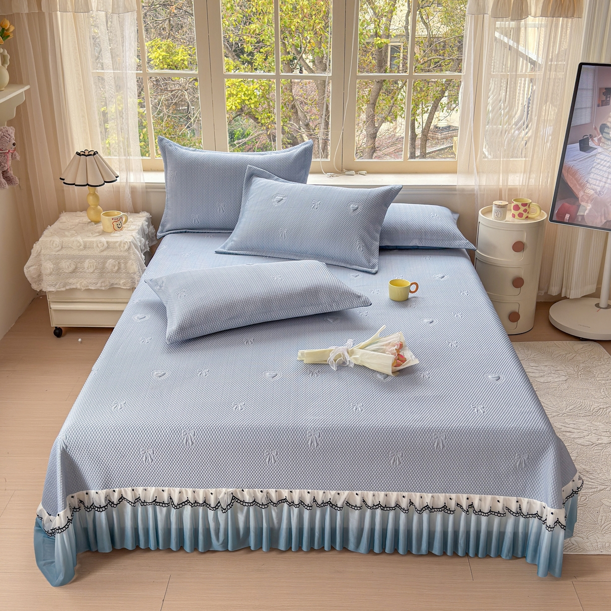 91家纺网 家纺一手货源 找家纺 鑫利来家纺 2026新款A类PE乙纶凉豆豆凉席高分子提花凉感冰豆豆床裙款凉席三件套 爱心蝴蝶结-冰蓝