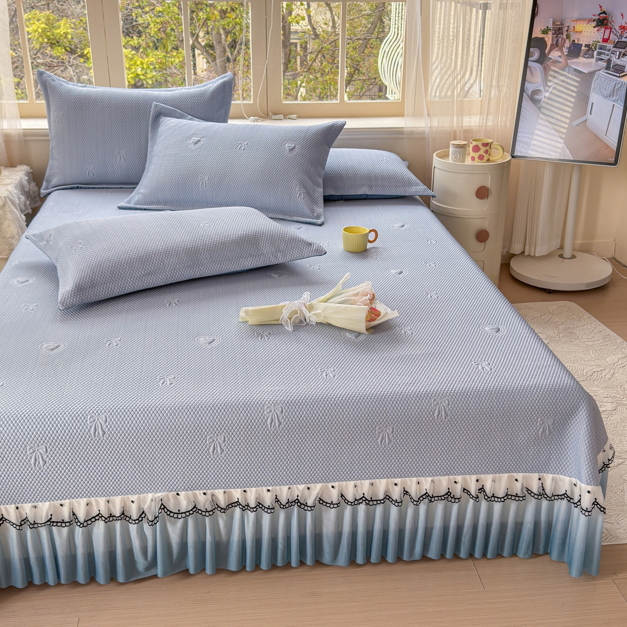 91家纺网 家纺一手货源 找家纺 鑫利来家纺 2026新款A类PE乙纶凉豆豆凉席高分子提花凉感冰豆豆床裙款凉席三件套 爱心蝴蝶结-冰蓝